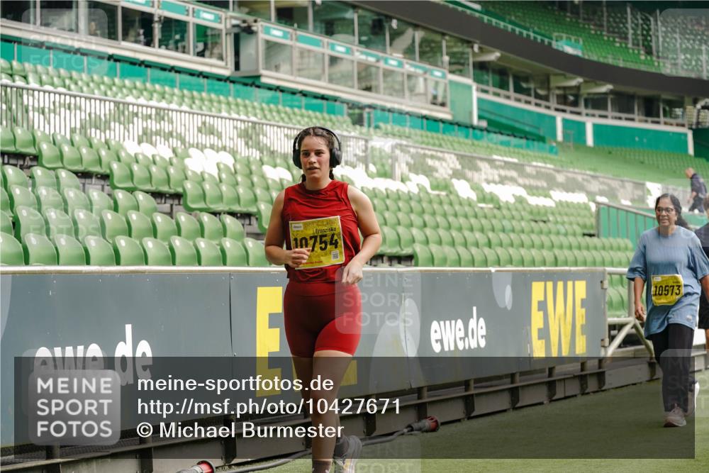 13.09.2026 - 21. swb-Marathon Bremen Michael Burmester http://msf.ph/oto/10427671 13.09.2026 10:52:13 Laufen im Stadion 10317, 10387, 10533, 10534, 10573, 10650, 10967, 10968, 11017, 11025, 11161, 11195, 11341, 11352, 11444, 11496, 11538, 11807, 12377, 12408, 12535, 12546, 10264, 10292, 10407, 10413, 10440, 10732, 10754, 10789, 10925, 11104, 11254, 11262, 11423, 11443, 11541, 11663, 11698, 11712, 11851, 11942, 11980, 12083, 12340, 12444, 12471, 12472, 12542, 12561 meine-sportfotos.de