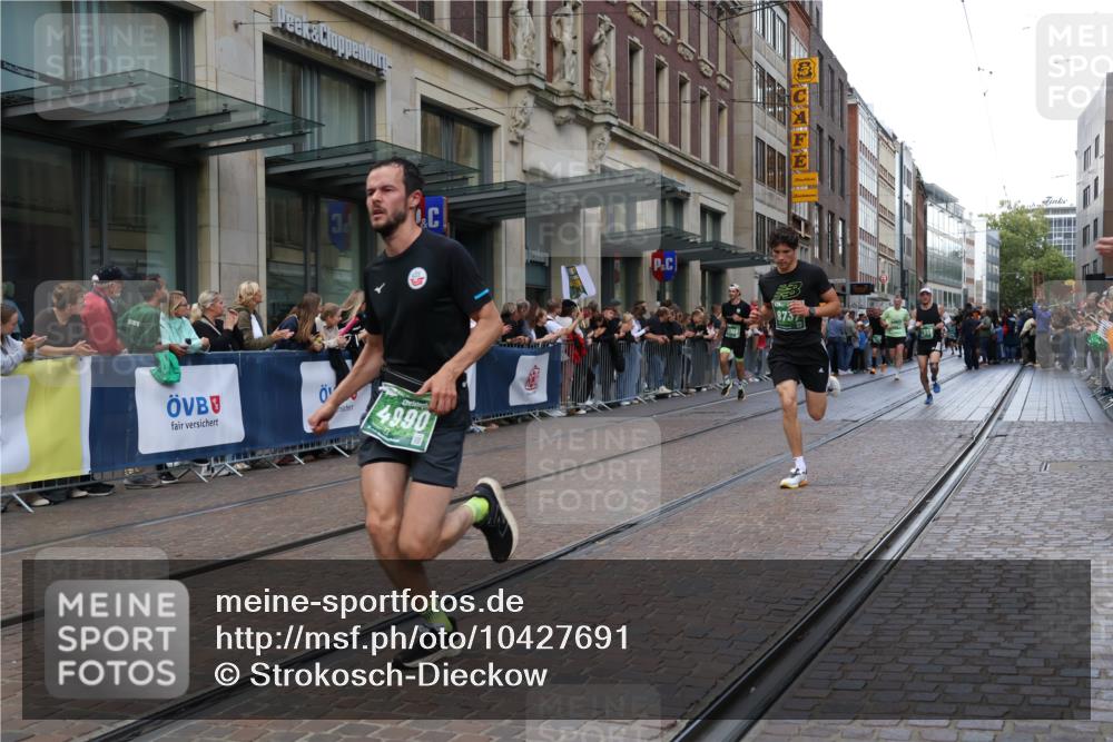 13.09.2026 - 21. swb-Marathon Bremen Strokosch-Dieckow http://msf.ph/oto/10427691 13.09.2026 13:07:29 Ziel 819, 969, 2135, 4732, 4852, 4990, 5570, 5976, 7558, 7803, 8611, 8737, 9035, 9356, 13160, 1863, 2706, 3043, 3118, 4743, 4808, 6053, 7636, 7803, 7876, 8060, 8098, 8467, 8980, 9927 meine-sportfotos.de