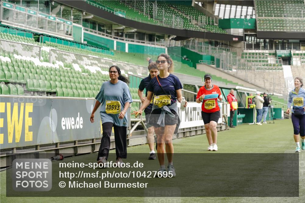 13.09.2026 - 21. swb-Marathon Bremen Michael Burmester http://msf.ph/oto/10427695 13.09.2026 10:52:14 Laufen im Stadion 10317, 10387, 10533, 10534, 10573, 10650, 10967, 10968, 11017, 11025, 11161, 11195, 11341, 11352, 11444, 11496, 11538, 11807, 12377, 12408, 12535, 12546, 10264, 10292, 10407, 10413, 10440, 10732, 10754, 10789, 10925, 11104, 11254, 11262, 11423, 11443, 11541, 11663, 11698, 11712, 11851, 11942, 11980, 12083, 12340, 12444, 12471, 12472, 12542, 12561 meine-sportfotos.de