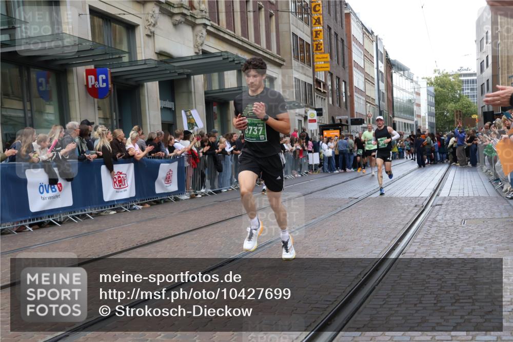 13.09.2026 - 21. swb-Marathon Bremen Strokosch-Dieckow http://msf.ph/oto/10427699 13.09.2026 13:07:29 Ziel 819, 969, 2135, 4732, 4852, 4990, 5570, 5976, 7558, 7803, 8611, 8737, 9035, 9356, 13160, 1863, 2706, 3043, 3118, 4743, 4808, 6053, 7636, 7803, 7876, 8060, 8098, 8467, 8980, 9927 meine-sportfotos.de