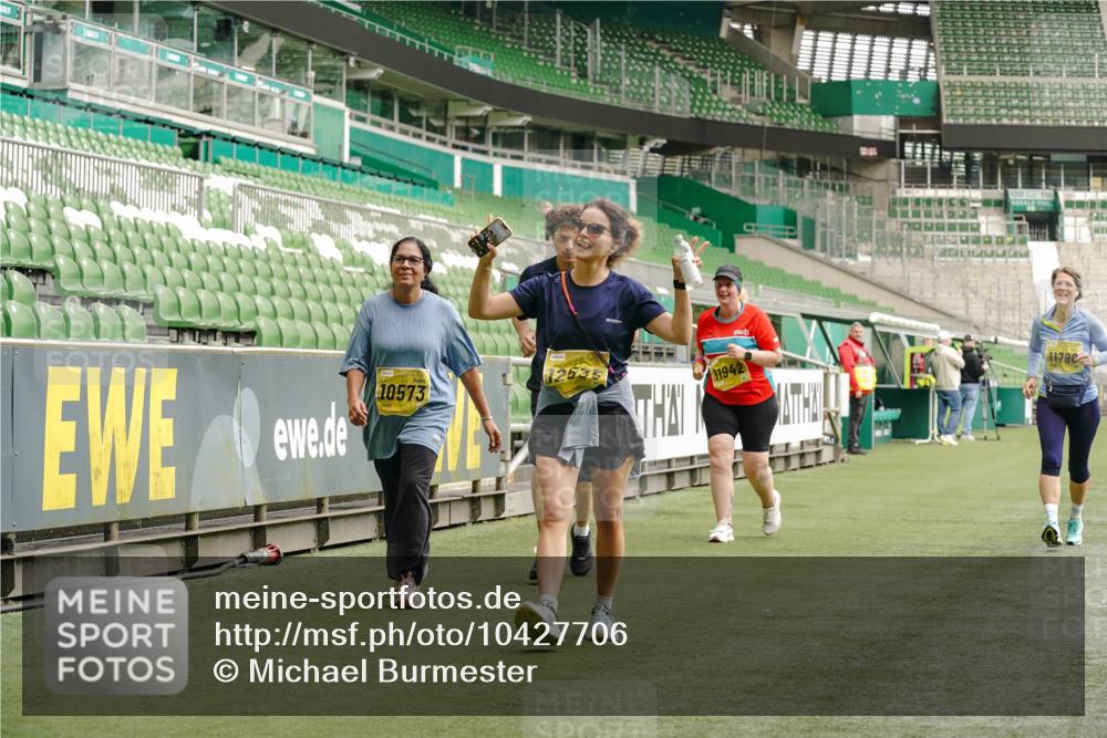 13.09.2026 - 21. swb-Marathon Bremen Michael Burmester http://msf.ph/oto/10427706 13.09.2026 10:52:15 Laufen im Stadion 10317, 10387, 10533, 10534, 10573, 10650, 10967, 10968, 11017, 11025, 11161, 11195, 11341, 11352, 11444, 11496, 11538, 11807, 12377, 12408, 12535, 12546, 10264, 10292, 10407, 10413, 10440, 10732, 10754, 10789, 10925, 11104, 11254, 11262, 11423, 11443, 11541, 11663, 11698, 11712, 11851, 11942, 11980, 12083, 12340, 12444, 12471, 12472, 12542, 12561 meine-sportfotos.de
