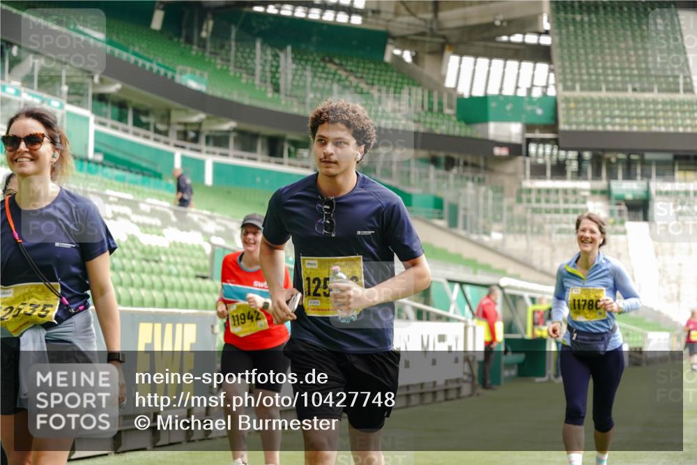 13.09.2026 - 21. swb-Marathon Bremen Michael Burmester http://msf.ph/oto/10427748 13.09.2026 10:52:17 Laufen im Stadion 10317, 10387, 10533, 10534, 10650, 10967, 10968, 11017, 11025, 11161, 11195, 11341, 11352, 11444, 11496, 11538, 11807, 12377, 12408, 12535, 12546, 10264, 10292, 10407, 10413, 10440, 10732, 10754, 10789, 10925, 11104, 11254, 11262, 11423, 11443, 11541, 11663, 11698, 11712, 11851, 11942, 11980, 12083, 12340, 12444, 12471, 12472, 12542, 12561 meine-sportfotos.de