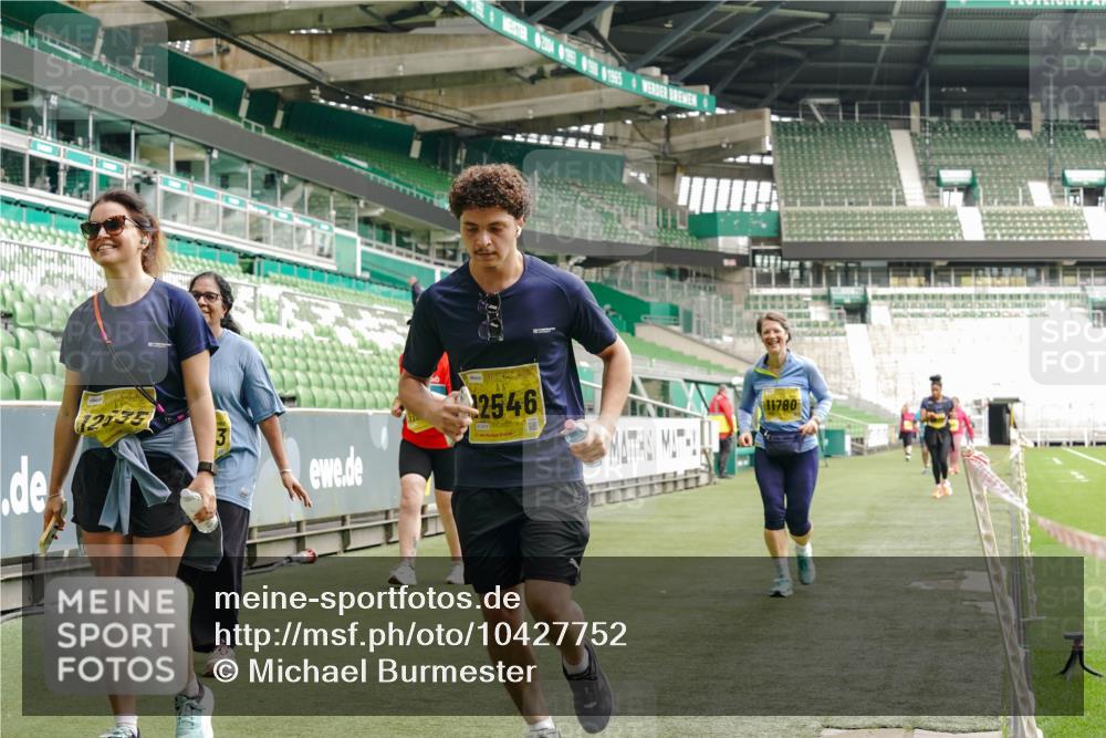 13.09.2026 - 21. swb-Marathon Bremen Michael Burmester http://msf.ph/oto/10427752 13.09.2026 10:52:18 Laufen im Stadion 10317, 10387, 10533, 10534, 10650, 10967, 10968, 11017, 11025, 11161, 11195, 11341, 11352, 11444, 11496, 11538, 11807, 12377, 12408, 12416, 12535, 12546, 10264, 10292, 10407, 10413, 10440, 10732, 10754, 10789, 10925, 11104, 11254, 11262, 11423, 11443, 11541, 11663, 11698, 11712, 11851, 11942, 11980, 12083, 12440, 12444, 12471, 12472, 12542, 12561 meine-sportfotos.de