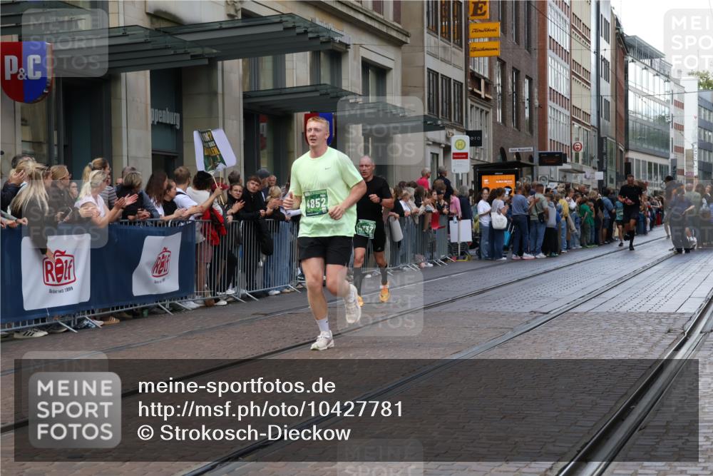 13.09.2026 - 21. swb-Marathon Bremen Strokosch-Dieckow http://msf.ph/oto/10427781 13.09.2026 13:07:33 Ziel 969, 4732, 4852, 4990, 5570, 5976, 6692, 7558, 8611, 8737, 9035, 9356, 13091, 13160, 819, 1863, 2135, 2706, 3043, 3118, 4743, 4808, 5570, 7803, 8060, 8098, 8467, 8611, 8980, 9035 meine-sportfotos.de
