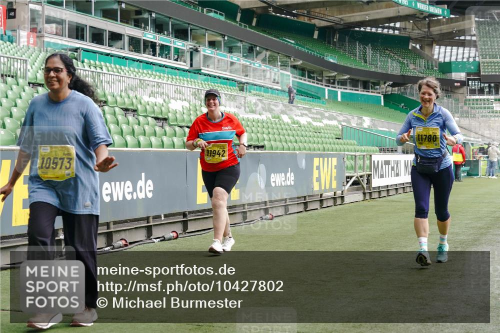 13.09.2026 - 21. swb-Marathon Bremen Michael Burmester http://msf.ph/oto/10427802 13.09.2026 10:52:20 Laufen im Stadion 10317, 10387, 10533, 10534, 10650, 10967, 10968, 11017, 11025, 11161, 11195, 11341, 11352, 11444, 11496, 11538, 11807, 12377, 12408, 12416, 12535, 12546, 10264, 10292, 10407, 10413, 10440, 10732, 10754, 10789, 10925, 11104, 11254, 11262, 11423, 11443, 11541, 11698, 11712, 11851, 11942, 11980, 12083, 12440, 12444, 12471, 12472, 12542, 12561 meine-sportfotos.de