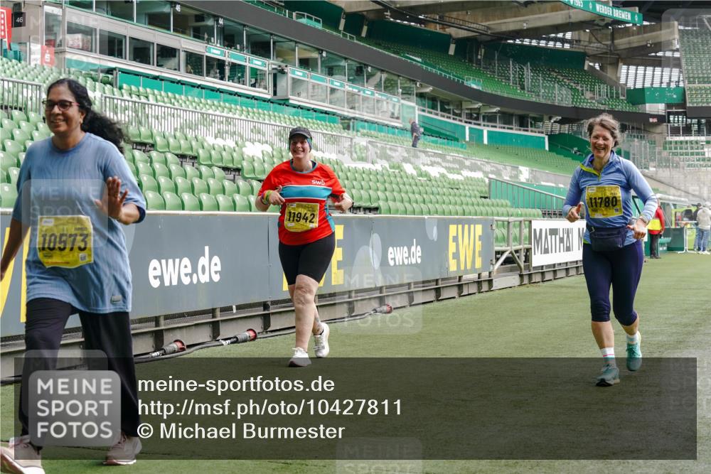 13.09.2026 - 21. swb-Marathon Bremen Michael Burmester http://msf.ph/oto/10427811 13.09.2026 10:52:20 Laufen im Stadion 10317, 10387, 10533, 10534, 10650, 10967, 10968, 11017, 11025, 11161, 11195, 11341, 11352, 11444, 11496, 11538, 11807, 12377, 12408, 12416, 12535, 12546, 10264, 10292, 10407, 10413, 10440, 10732, 10754, 10789, 10925, 11104, 11254, 11262, 11423, 11443, 11541, 11698, 11712, 11851, 11942, 11980, 12083, 12440, 12444, 12471, 12472, 12542, 12561 meine-sportfotos.de
