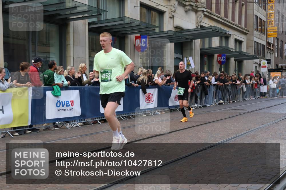 13.09.2026 - 21. swb-Marathon Bremen Strokosch-Dieckow http://msf.ph/oto/10427812 13.09.2026 13:07:34 Ziel 969, 4732, 4852, 4990, 5976, 6692, 7558, 8737, 9356, 13091, 13160, 819, 1863, 2135, 2706, 3043, 3118, 4743, 4808, 5570, 5976, 7803, 8060, 8098, 8467, 8611, 8980, 9035 meine-sportfotos.de