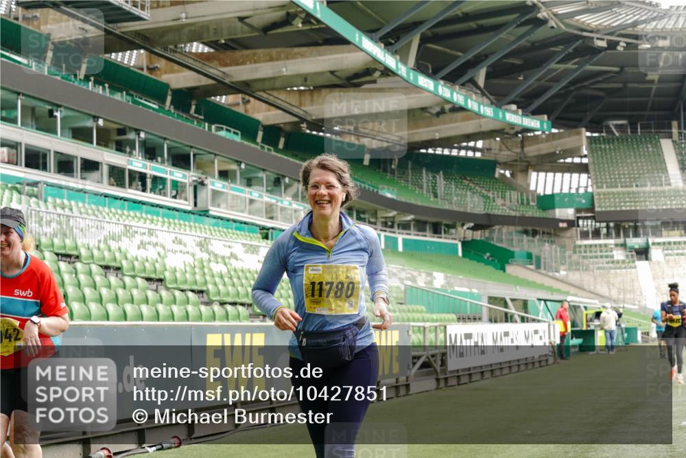 13.09.2026 - 21. swb-Marathon Bremen Michael Burmester http://msf.ph/oto/10427851 13.09.2026 10:52:22 Laufen im Stadion 10317, 10387, 10533, 10534, 10650, 10967, 10968, 11017, 11025, 11161, 11195, 11341, 11352, 11444, 11496, 11538, 11807, 12377, 12408, 12416, 12535, 12546, 10264, 10292, 10407, 10413, 10440, 10732, 10754, 10789, 10925, 11104, 11254, 11262, 11423, 11443, 11541, 11698, 11712, 11851, 11942, 11980, 12083, 12440, 12444, 12471, 12472, 12542, 12561 meine-sportfotos.de
