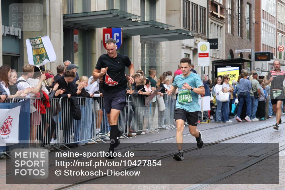 13.09.2026 - 21. swb-Marathon Bremen Strokosch-Dieckow http://msf.ph/oto/10427854 13.09.2026 13:07:41 Ziel 969, 2098, 2266, 2844, 4732, 4852, 6692, 13091, 13160, 819, 2135, 2706, 3043, 4743, 4990, 5570, 5976, 7558, 7803, 8060, 8098, 8467, 8611, 8737, 9035, 9356 meine-sportfotos.de