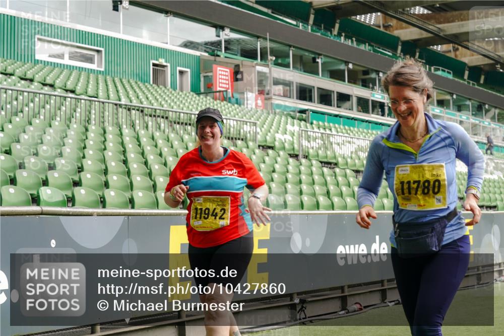 13.09.2026 - 21. swb-Marathon Bremen Michael Burmester http://msf.ph/oto/10427860 13.09.2026 10:52:23 Laufen im Stadion 10317, 10387, 10533, 10534, 10650, 10967, 10968, 11017, 11025, 11161, 11195, 11341, 11352, 11444, 11496, 11538, 11807, 12377, 12408, 12416, 12535, 12546, 10264, 10292, 10407, 10413, 10440, 10732, 10754, 10789, 10925, 11104, 11254, 11262, 11423, 11443, 11541, 11698, 11712, 11851, 11942, 11980, 12083, 12440, 12444, 12471, 12472, 12542, 12561 meine-sportfotos.de
