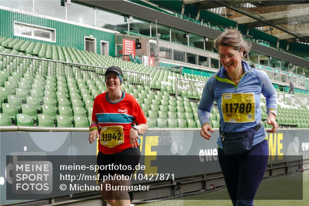 13.09.2026 - 21. swb-Marathon Bremen Michael Burmester http://msf.ph/oto/10427871 13.09.2026 10:52:23 Laufen im Stadion 10317, 10387, 10533, 10534, 10650, 10967, 10968, 11017, 11025, 11161, 11195, 11341, 11352, 11444, 11496, 11538, 11807, 12377, 12408, 12416, 12535, 12546, 10264, 10292, 10407, 10413, 10440, 10732, 10754, 10789, 10925, 11104, 11254, 11262, 11423, 11443, 11541, 11698, 11712, 11851, 11942, 11980, 12083, 12440, 12444, 12471, 12472, 12542, 12561 meine-sportfotos.de