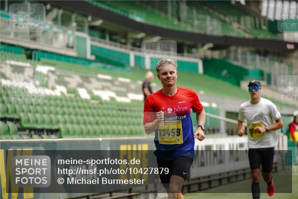 13.09.2026 - 21. swb-Marathon Bremen Michael Burmester http://msf.ph/oto/10427879 13.09.2026 10:18:53 Laufen im Stadion 10366, 10475, 11481, 11652, 12457, 12458, 13504, 13530, 13533, 13534, 13536, 13541, 13543, 13550, 13554, 13561, 13564, 13571, 13572, 13573, 13581, 13582, 13599, 13602, 13603, 13604, 13618, 13622, 13630, 13632, 13638, 13639, 13643, 13525, 13627 meine-sportfotos.de