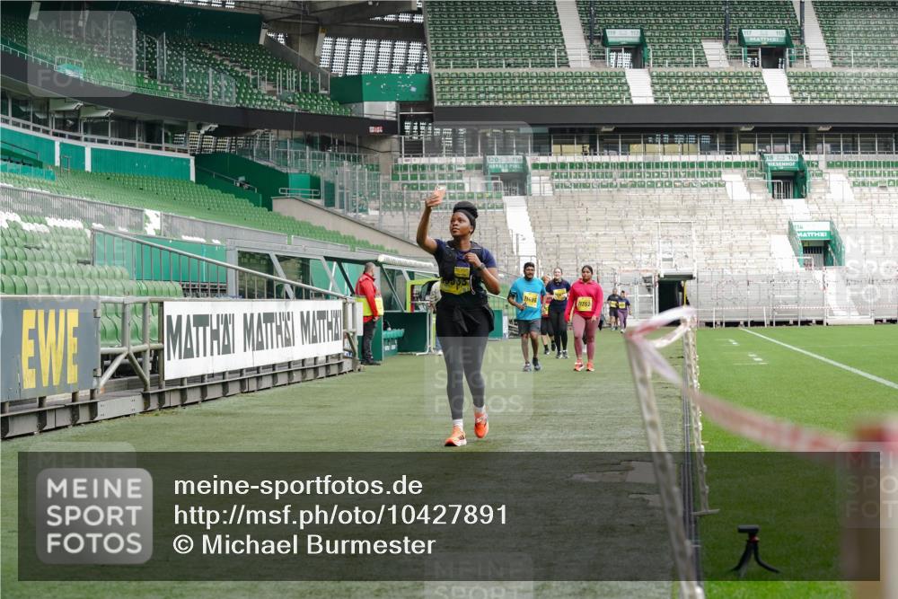 13.09.2026 - 21. swb-Marathon Bremen Michael Burmester http://msf.ph/oto/10427891 13.09.2026 10:52:25 Laufen im Stadion 10317, 10387, 10533, 10534, 10650, 10967, 10968, 11017, 11025, 11161, 11195, 11341, 11352, 11444, 11496, 11538, 11807, 12377, 12408, 12416, 12535, 12546, 10264, 10292, 10407, 10413, 10440, 10732, 10754, 10789, 10925, 11254, 11262, 11423, 11443, 11541, 11698, 11712, 11851, 11942, 11980, 12083, 12440, 12444, 12471, 12472, 12542, 12561 meine-sportfotos.de