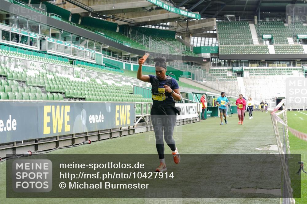 13.09.2026 - 21. swb-Marathon Bremen Michael Burmester http://msf.ph/oto/10427914 13.09.2026 10:52:29 Laufen im Stadion 10317, 10387, 10533, 10534, 10650, 10967, 10968, 11017, 11025, 11161, 11195, 11341, 11352, 11444, 11496, 11538, 12377, 12408, 12416, 12535, 12546, 10264, 10292, 10407, 10413, 10440, 10732, 10754, 10789, 10925, 11254, 11423, 11443, 11541, 11698, 11712, 11851, 11942, 11980, 12083, 12440, 12471, 12472, 12542, 12561 meine-sportfotos.de
