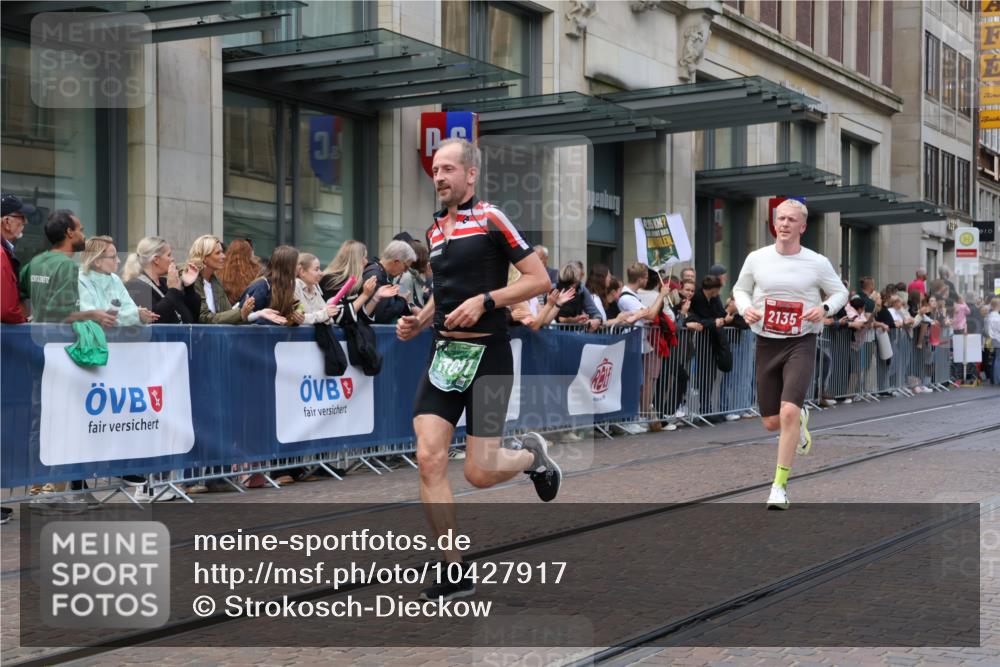 13.09.2026 - 21. swb-Marathon Bremen Strokosch-Dieckow http://msf.ph/oto/10427917 13.09.2026 13:07:46 Ziel 2098, 2266, 2844, 3808, 5594, 6692, 13091, 13160, 819, 969, 2135, 4732, 4852, 4990, 5570, 5976, 7558, 7803, 8060, 8467, 8611, 8737, 9035, 9356 meine-sportfotos.de