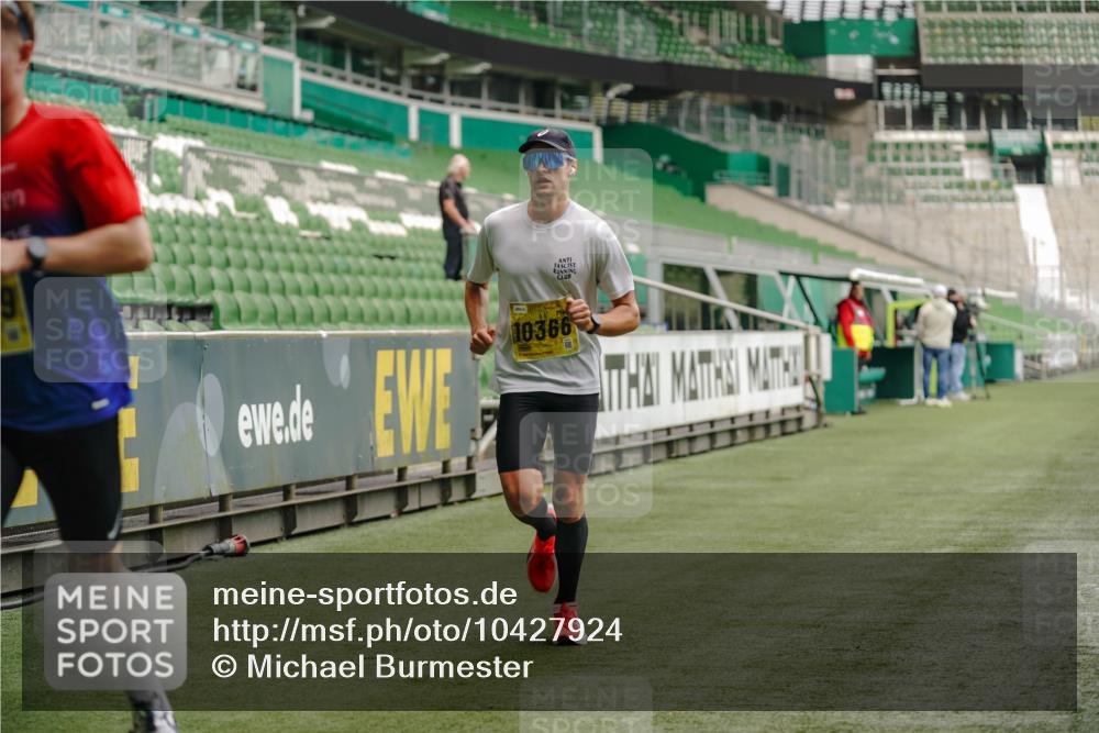 13.09.2026 - 21. swb-Marathon Bremen Michael Burmester http://msf.ph/oto/10427924 13.09.2026 10:18:54 Laufen im Stadion 10366, 10475, 11481, 11652, 12457, 12458, 13504, 13530, 13533, 13534, 13536, 13541, 13543, 13550, 13554, 13561, 13564, 13571, 13572, 13573, 13581, 13582, 13599, 13602, 13603, 13604, 13618, 13622, 13630, 13632, 13638, 13639, 13643, 13525, 13627 meine-sportfotos.de