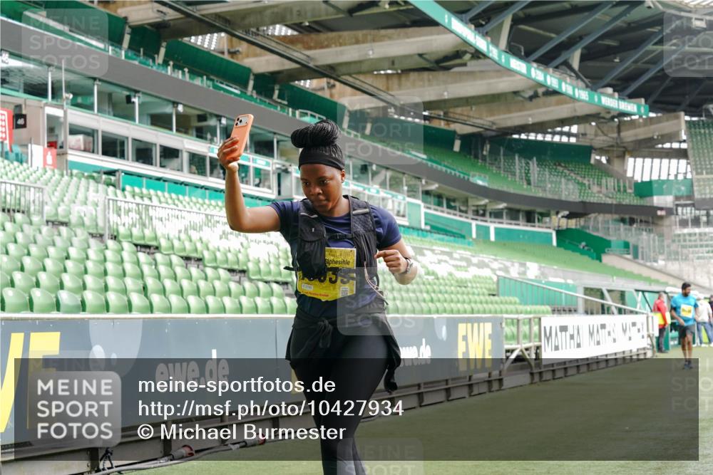 13.09.2026 - 21. swb-Marathon Bremen Michael Burmester http://msf.ph/oto/10427934 13.09.2026 10:52:31 Laufen im Stadion 10317, 10387, 10533, 10534, 10650, 10967, 10968, 11017, 11025, 11161, 11195, 11341, 11444, 11538, 12377, 12408, 12416, 12535, 12546, 10264, 10292, 10407, 10413, 10440, 10710, 10732, 10754, 10789, 10925, 11254, 11423, 11443, 11541, 11698, 11712, 11851, 11942, 11980, 12083, 12440, 12471, 12472, 12542, 12561 meine-sportfotos.de