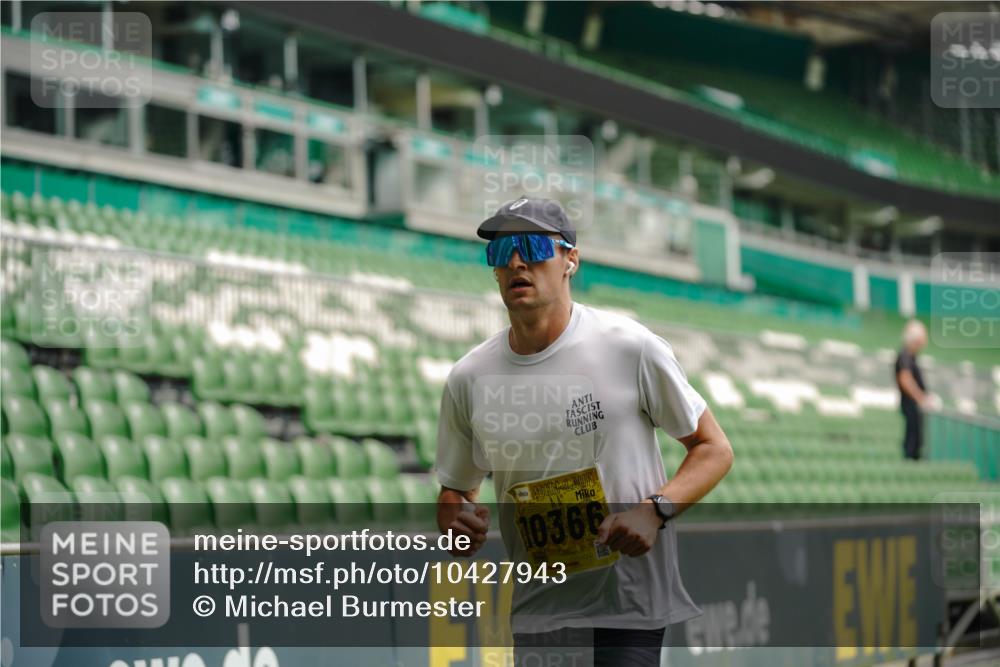 13.09.2026 - 21. swb-Marathon Bremen Michael Burmester http://msf.ph/oto/10427943 13.09.2026 10:18:55 Laufen im Stadion 10366, 10475, 11481, 11652, 12457, 12458, 13504, 13530, 13533, 13534, 13536, 13541, 13543, 13550, 13554, 13561, 13564, 13571, 13572, 13573, 13581, 13582, 13599, 13602, 13603, 13604, 13618, 13622, 13630, 13632, 13638, 13639, 13643, 13525, 13627 meine-sportfotos.de