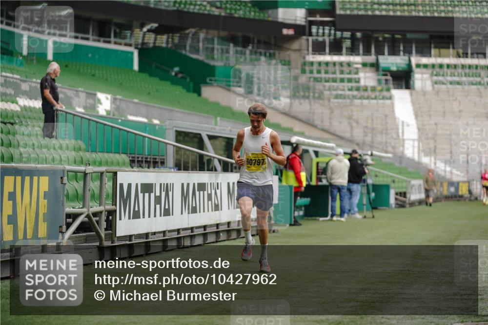 13.09.2026 - 21. swb-Marathon Bremen Michael Burmester http://msf.ph/oto/10427962 13.09.2026 10:19:02 Laufen im Stadion 10366, 10475, 11481, 11652, 12457, 12458, 13504, 13530, 13533, 13534, 13536, 13541, 13543, 13550, 13554, 13564, 13571, 13572, 13573, 13581, 13582, 13599, 13602, 13603, 13618, 13622, 13630, 13632, 13638, 13639, 13643, 12272, 13525, 13547, 13627 meine-sportfotos.de