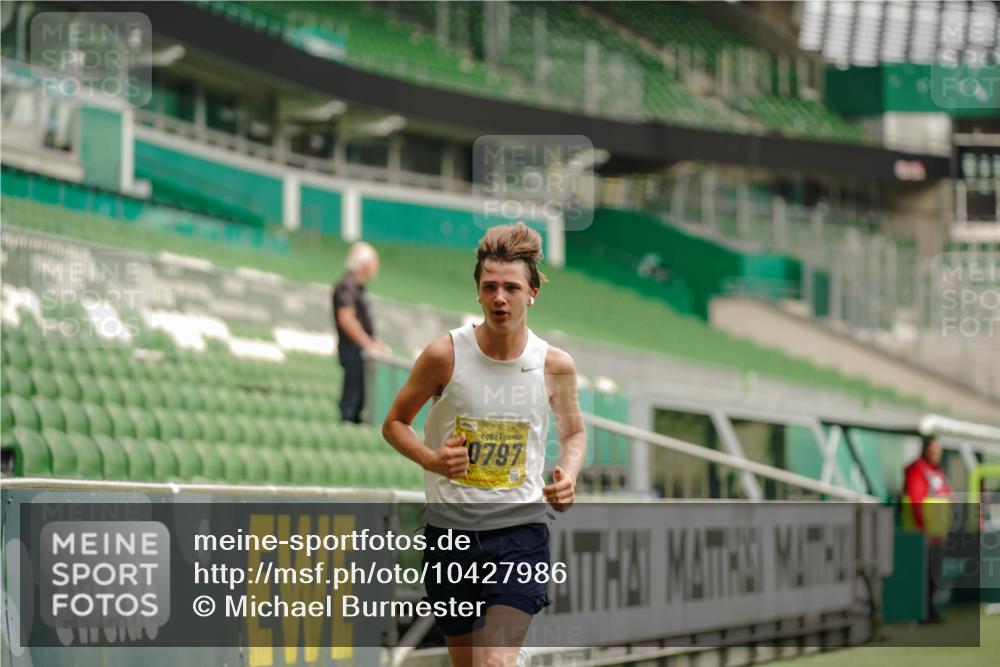 13.09.2026 - 21. swb-Marathon Bremen Michael Burmester http://msf.ph/oto/10427986 13.09.2026 10:19:04 Laufen im Stadion 10366, 10475, 11481, 11652, 12457, 12458, 13504, 13530, 13533, 13534, 13536, 13541, 13543, 13550, 13554, 13564, 13571, 13572, 13573, 13581, 13582, 13599, 13602, 13603, 13618, 13622, 13630, 13632, 13638, 13639, 13643, 12272, 13525, 13547, 13627 meine-sportfotos.de