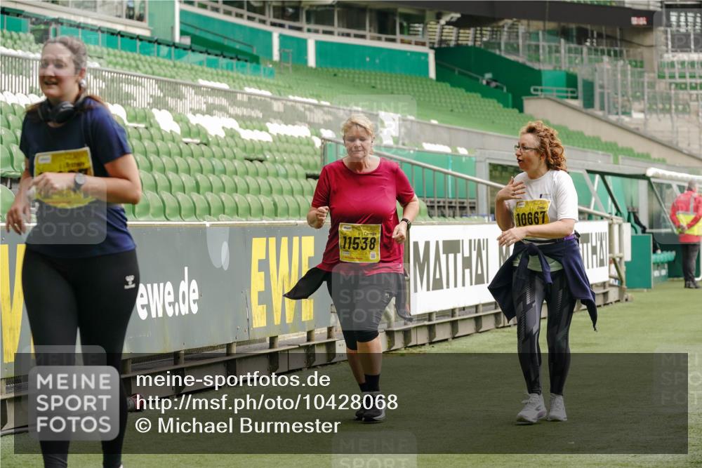 13.09.2026 - 21. swb-Marathon Bremen Michael Burmester http://msf.ph/oto/10428068 13.09.2026 10:52:46 Laufen im Stadion 10317, 10387, 10650, 10967, 10968, 11017, 11025, 11161, 11195, 11341, 11444, 11538, 12377, 12408, 12416, 12546, 10407, 10413, 10440, 10710, 10754, 10789, 11031, 11254, 11541, 11712, 11780, 11851, 11942, 11980, 12440, 12471, 12542, 12561 meine-sportfotos.de