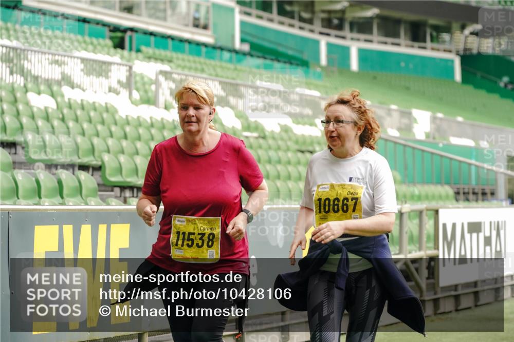 13.09.2026 - 21. swb-Marathon Bremen Michael Burmester http://msf.ph/oto/10428106 13.09.2026 10:52:49 Laufen im Stadion 10317, 10387, 10650, 10967, 10968, 11017, 11025, 11161, 11195, 11341, 11444, 11538, 12377, 12408, 12416, 12546, 10407, 10413, 10440, 10667, 10710, 10754, 10789, 11031, 11254, 11541, 11712, 11780, 11851, 11942, 11980, 12440, 12471, 12542, 12561 meine-sportfotos.de