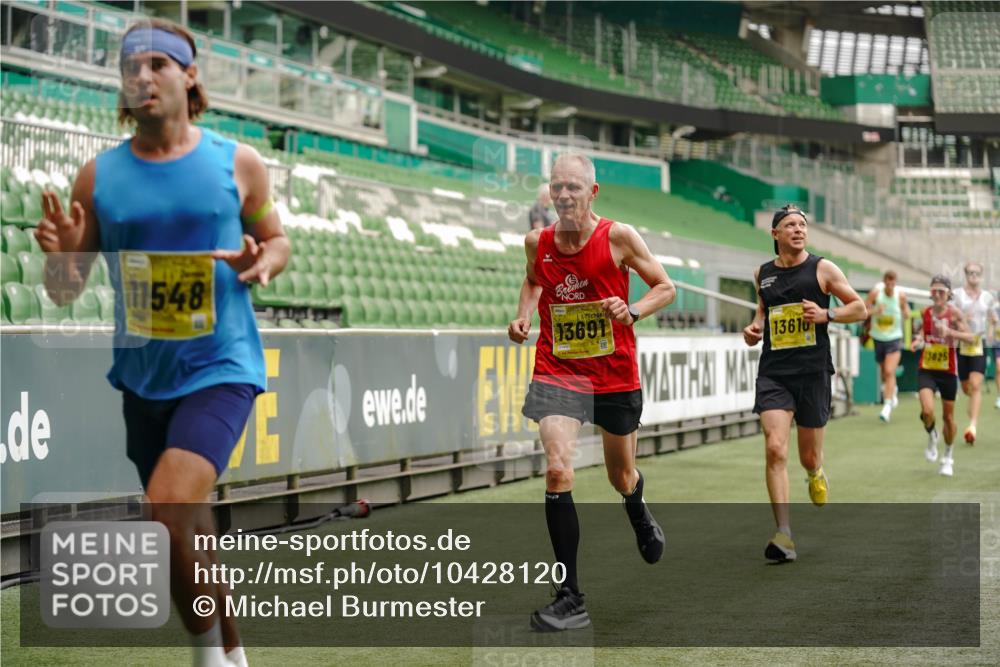 13.09.2026 - 21. swb-Marathon Bremen Michael Burmester http://msf.ph/oto/10428120 13.09.2026 10:19:28 Laufen im Stadion 10366, 10475, 11197, 11418, 11481, 11652, 12358, 12413, 12457, 13530, 13533, 13534, 13536, 13540, 13541, 13543, 13550, 13554, 13560, 13564, 13571, 13572, 13573, 13581, 13582, 13599, 13601, 13602, 13605, 13610, 13618, 13622, 13632, 13638, 13639, 13643, 10597, 12272, 13501, 13515, 13517, 13525, 13547, 13567, 13627, 13635 meine-sportfotos.de