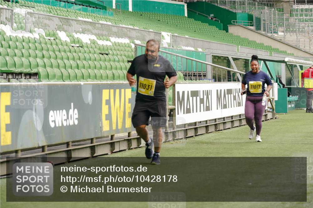 13.09.2026 - 21. swb-Marathon Bremen Michael Burmester http://msf.ph/oto/10428178 13.09.2026 10:52:55 Laufen im Stadion 10317, 10387, 10650, 10967, 10968, 11017, 11025, 11161, 11195, 11341, 11444, 11538, 12416, 12546, 10407, 10413, 10627, 10667, 10710, 10754, 11031, 11254, 11266, 11541, 11712, 11780, 11851, 11942, 11980, 12440, 12542 meine-sportfotos.de