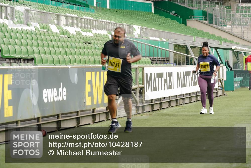 13.09.2026 - 21. swb-Marathon Bremen Michael Burmester http://msf.ph/oto/10428187 13.09.2026 10:52:55 Laufen im Stadion 10317, 10387, 10650, 10967, 10968, 11017, 11025, 11161, 11195, 11341, 11444, 11538, 12416, 12546, 10407, 10413, 10627, 10667, 10710, 10754, 11031, 11254, 11266, 11541, 11712, 11780, 11851, 11942, 11980, 12440, 12542 meine-sportfotos.de