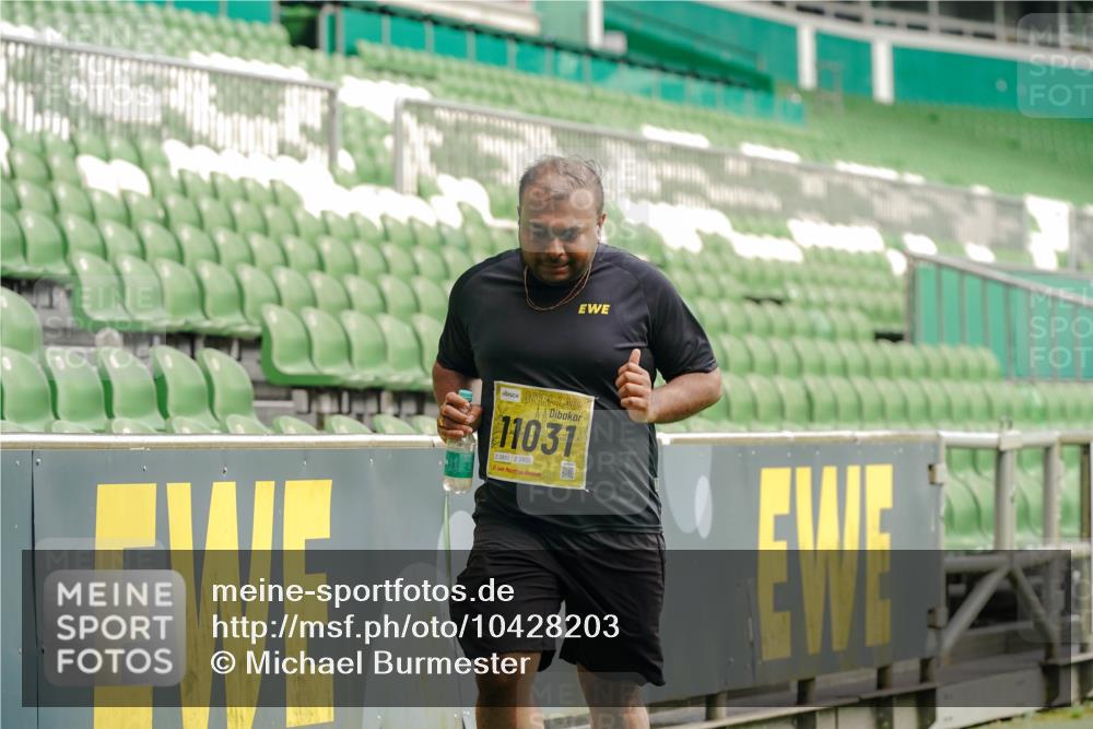 13.09.2026 - 21. swb-Marathon Bremen Michael Burmester http://msf.ph/oto/10428203 13.09.2026 10:52:56 Laufen im Stadion 10317, 10387, 10650, 10967, 10968, 11017, 11025, 11161, 11195, 11341, 11444, 11538, 12416, 12546, 10407, 10413, 10627, 10667, 10710, 10754, 11031, 11254, 11266, 11541, 11712, 11780, 11851, 11942, 11980, 12440, 12542 meine-sportfotos.de