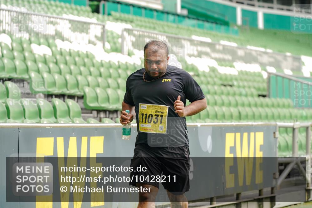 13.09.2026 - 21. swb-Marathon Bremen Michael Burmester http://msf.ph/oto/10428211 13.09.2026 10:52:56 Laufen im Stadion 10317, 10387, 10650, 10967, 10968, 11017, 11025, 11161, 11195, 11341, 11444, 11538, 12416, 12546, 10407, 10413, 10627, 10667, 10710, 10754, 11031, 11254, 11266, 11541, 11712, 11780, 11851, 11942, 11980, 12440, 12542 meine-sportfotos.de
