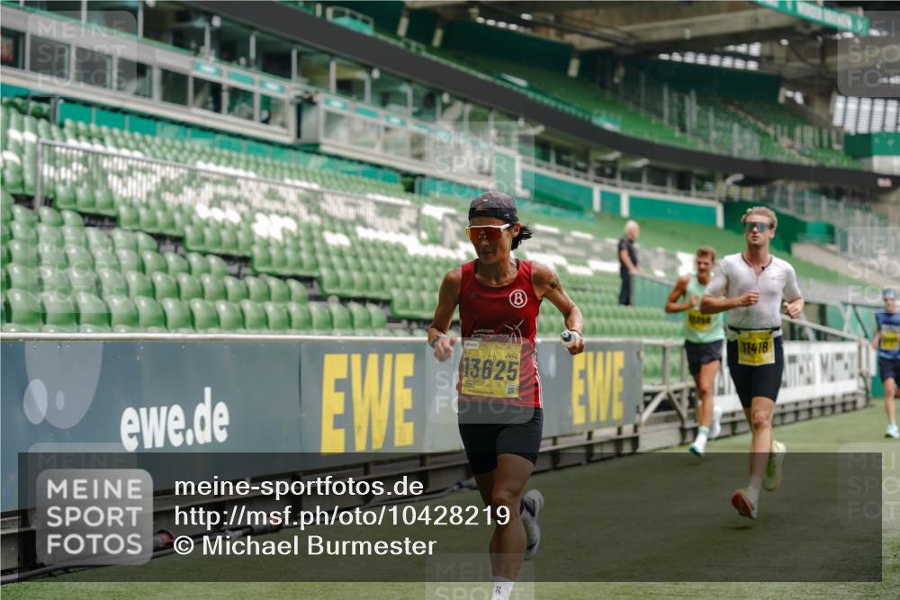 13.09.2026 - 21. swb-Marathon Bremen Michael Burmester http://msf.ph/oto/10428219 13.09.2026 10:19:32 Laufen im Stadion 10366, 10475, 10994, 11197, 11418, 11481, 11512, 11652, 12358, 12413, 12457, 13505, 13530, 13533, 13534, 13536, 13540, 13541, 13543, 13550, 13554, 13560, 13564, 13571, 13573, 13581, 13582, 13599, 13601, 13602, 13605, 13610, 13618, 13622, 13632, 13633, 13638, 13639, 13643, 10597, 12272, 13501, 13515, 13517, 13525, 13542, 13547, 13567, 13623, 13627, 13635 meine-sportfotos.de