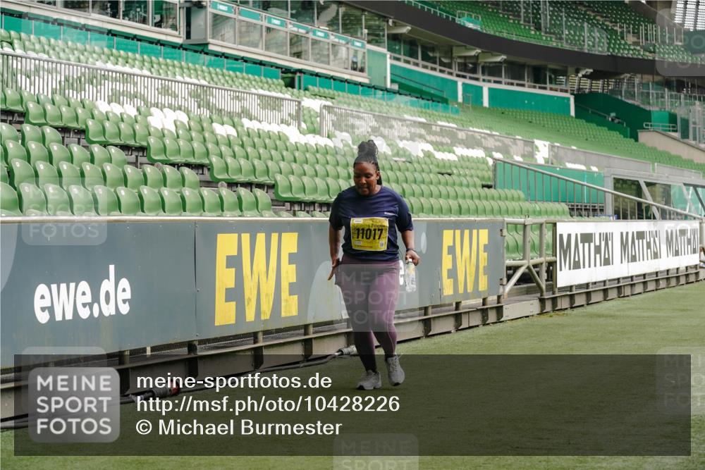 13.09.2026 - 21. swb-Marathon Bremen Michael Burmester http://msf.ph/oto/10428226 13.09.2026 10:52:59 Laufen im Stadion 10317, 10387, 10967, 10968, 11017, 11025, 11161, 11341, 11444, 11538, 12416, 12546, 10407, 10413, 10627, 10667, 10710, 10754, 11031, 11254, 11266, 11541, 11712, 11780, 11851, 11942, 11980, 12440, 12542 meine-sportfotos.de