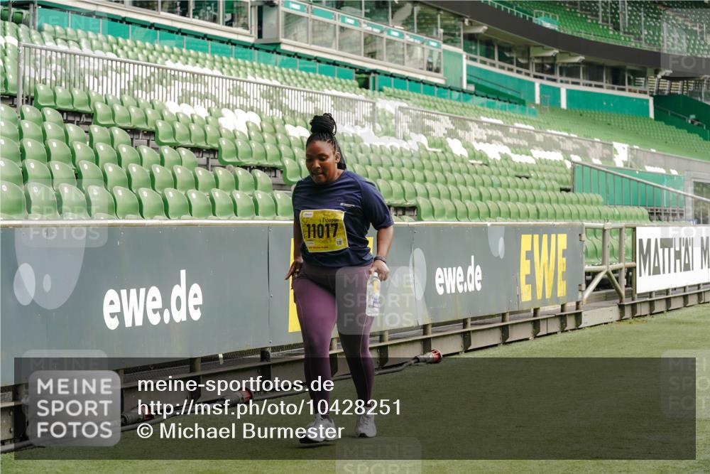 13.09.2026 - 21. swb-Marathon Bremen Michael Burmester http://msf.ph/oto/10428251 13.09.2026 10:53:01 Laufen im Stadion 10317, 10387, 10967, 10968, 11017, 11025, 11161, 11341, 11444, 11538, 12416, 12546, 10407, 10413, 10627, 10667, 10710, 10754, 11031, 11254, 11266, 11541, 11712, 11780, 11851, 11942, 11980, 12440, 12542 meine-sportfotos.de