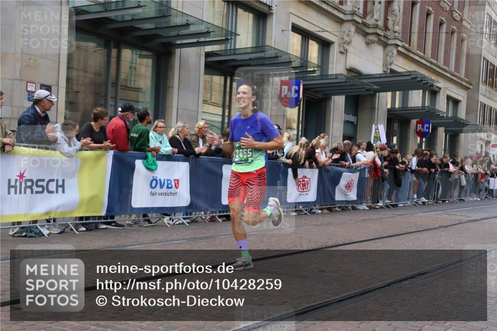 13.09.2026 - 21. swb-Marathon Bremen Strokosch-Dieckow http://msf.ph/oto/10428259 13.09.2026 13:08:11 Ziel 339, 678, 715, 1335, 1696, 3276, 4082, 4247, 4888, 5424, 6842, 7064, 7121, 8655, 9084, 9582, 2098, 2266, 2844, 3808, 5594, 6692, 13091, 13160 meine-sportfotos.de