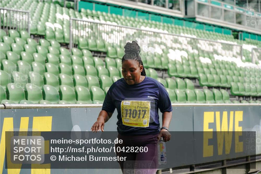 13.09.2026 - 21. swb-Marathon Bremen Michael Burmester http://msf.ph/oto/10428260 13.09.2026 10:53:02 Laufen im Stadion 10317, 10387, 10967, 11017, 11025, 11161, 11341, 11444, 11538, 12416, 12546, 10407, 10413, 10627, 10667, 10710, 10754, 11031, 11254, 11266, 11541, 11712, 11780, 11851, 11942, 11980, 12440, 12542 meine-sportfotos.de