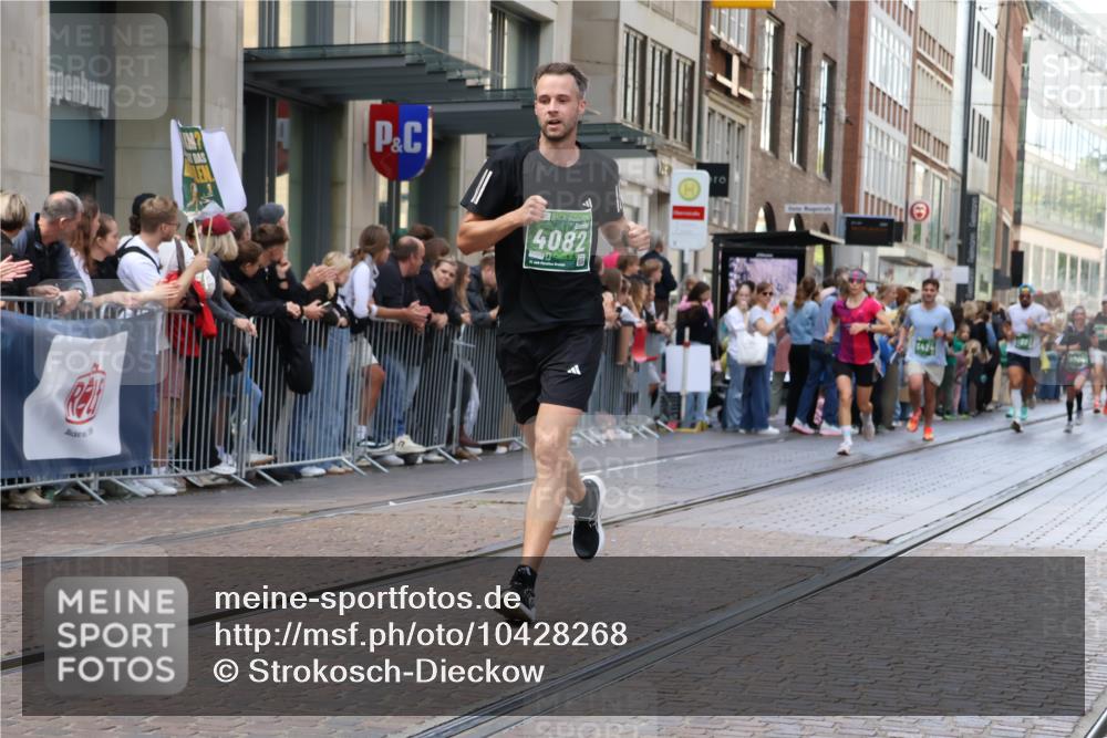 13.09.2026 - 21. swb-Marathon Bremen Strokosch-Dieckow http://msf.ph/oto/10428268 13.09.2026 13:08:12 Ziel 339, 678, 715, 1335, 1696, 3276, 4033, 4082, 4247, 4888, 5424, 6842, 7064, 7121, 8655, 9084, 9582, 2098, 2266, 2844, 3808, 5594, 6692, 13091, 13160 meine-sportfotos.de