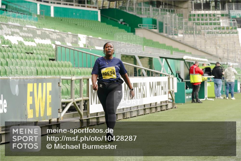 13.09.2026 - 21. swb-Marathon Bremen Michael Burmester http://msf.ph/oto/10428287 13.09.2026 10:53:33 Laufen im Stadion 10317, 10967, 11017, 11341, 11444, 11538, 12163, 12416, 10413, 10573, 10627, 10667, 10710, 10754, 11031, 11254, 11266, 11712, 11780, 11851, 11942, 12440 meine-sportfotos.de