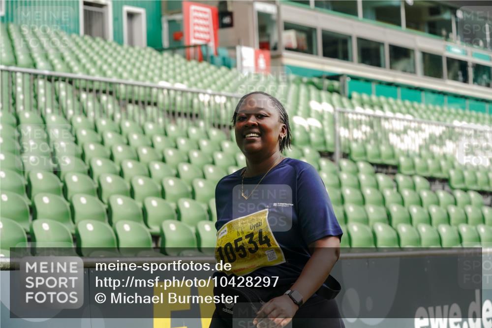 13.09.2026 - 21. swb-Marathon Bremen Michael Burmester http://msf.ph/oto/10428297 13.09.2026 10:53:41 Laufen im Stadion 10317, 11017, 11444, 12163, 12416, 10413, 10573, 10627, 10667, 10710, 10754, 11031, 11254, 11266, 11352, 11496, 11712, 11780, 11807, 11851, 11942, 12440 meine-sportfotos.de