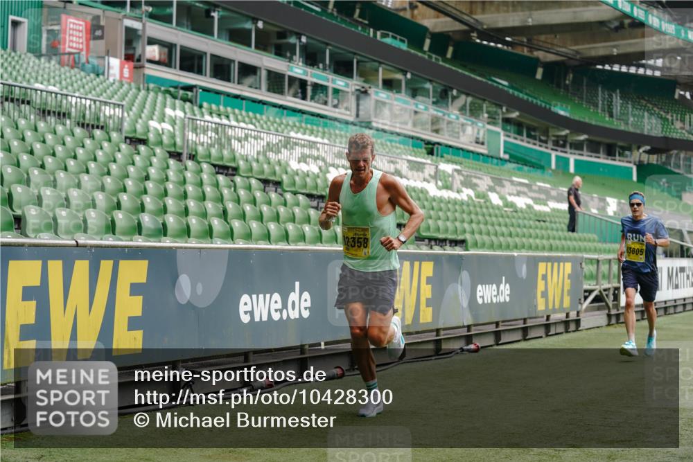 13.09.2026 - 21. swb-Marathon Bremen Michael Burmester http://msf.ph/oto/10428300 13.09.2026 10:19:34 Laufen im Stadion 10366, 10475, 10994, 11197, 11418, 11481, 11512, 11652, 12358, 12413, 13505, 13530, 13533, 13534, 13536, 13540, 13541, 13543, 13550, 13554, 13560, 13564, 13571, 13573, 13581, 13582, 13599, 13601, 13602, 13605, 13610, 13618, 13622, 13632, 13633, 13638, 13639, 13643, 10597, 12272, 13501, 13515, 13517, 13525, 13542, 13547, 13567, 13623, 13627, 13635 meine-sportfotos.de