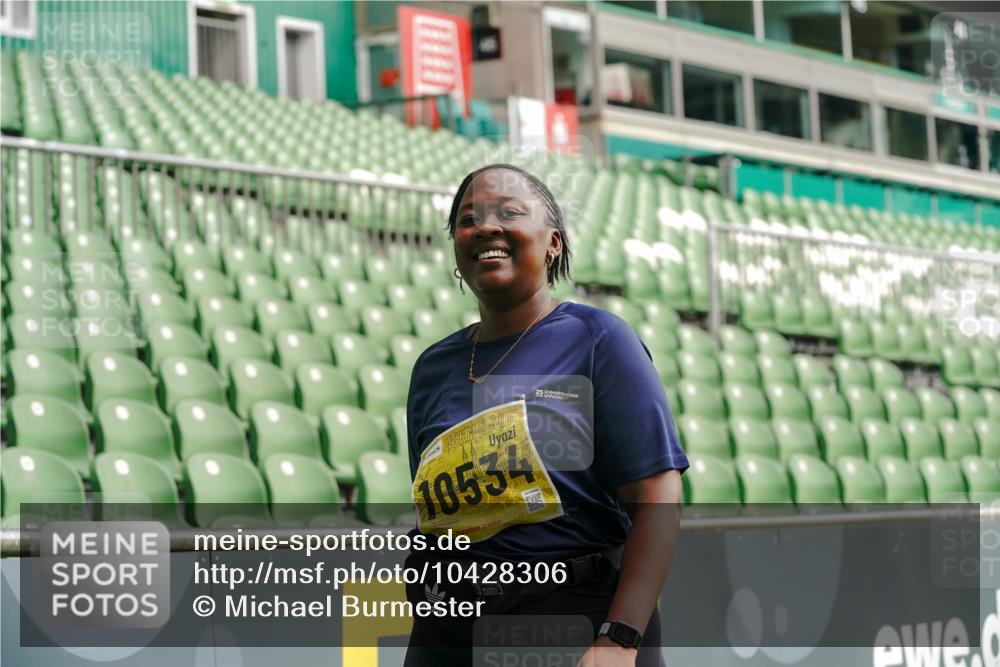 13.09.2026 - 21. swb-Marathon Bremen Michael Burmester http://msf.ph/oto/10428306 13.09.2026 10:53:42 Laufen im Stadion 10317, 11017, 11444, 12163, 12416, 10413, 10573, 10627, 10667, 10710, 11031, 11254, 11266, 11352, 11496, 11712, 11780, 11807, 11851, 11942, 12440 meine-sportfotos.de