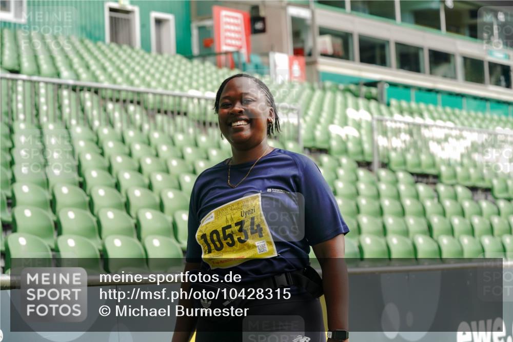 13.09.2026 - 21. swb-Marathon Bremen Michael Burmester http://msf.ph/oto/10428315 13.09.2026 10:53:42 Laufen im Stadion 10317, 11017, 11444, 12163, 12416, 10413, 10573, 10627, 10667, 10710, 11031, 11254, 11266, 11352, 11496, 11712, 11780, 11807, 11851, 11942, 12440 meine-sportfotos.de