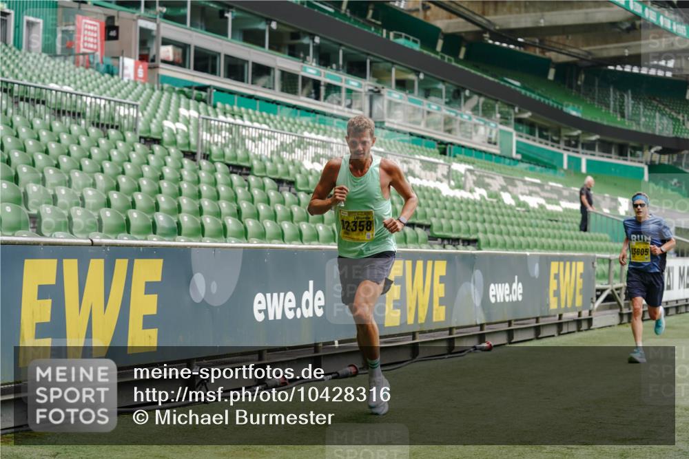 13.09.2026 - 21. swb-Marathon Bremen Michael Burmester http://msf.ph/oto/10428316 13.09.2026 10:19:34 Laufen im Stadion 10366, 10475, 10994, 11197, 11418, 11481, 11512, 11652, 12358, 12413, 13505, 13530, 13533, 13534, 13536, 13540, 13541, 13543, 13550, 13554, 13560, 13564, 13571, 13573, 13581, 13582, 13599, 13601, 13602, 13605, 13610, 13618, 13622, 13632, 13633, 13638, 13639, 13643, 10597, 12272, 13501, 13515, 13517, 13525, 13542, 13547, 13567, 13623, 13627, 13635 meine-sportfotos.de