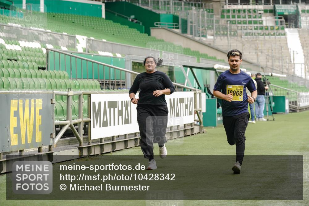 13.09.2026 - 21. swb-Marathon Bremen Michael Burmester http://msf.ph/oto/10428342 13.09.2026 10:53:48 Laufen im Stadion 10317, 11444, 12163, 12416, 10533, 10534, 10573, 10627, 10667, 10710, 11031, 11254, 11266, 11352, 11496, 11712, 11780, 11807, 11851, 12440, 12535 meine-sportfotos.de