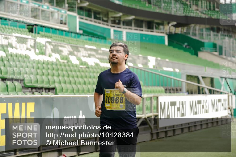 13.09.2026 - 21. swb-Marathon Bremen Michael Burmester http://msf.ph/oto/10428384 13.09.2026 10:53:50 Laufen im Stadion 10317, 12163, 12416, 10533, 10534, 10573, 10627, 10667, 10710, 11031, 11266, 11352, 11496, 11712, 11780, 11807, 12440, 12535 meine-sportfotos.de