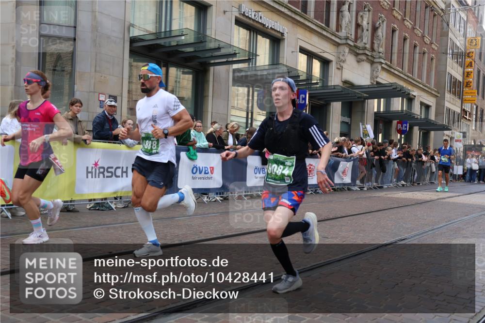 13.09.2026 - 21. swb-Marathon Bremen Strokosch-Dieckow http://msf.ph/oto/10428441 13.09.2026 13:08:20 Ziel 339, 715, 3110, 3276, 4033, 4082, 4888, 5377, 5424, 6842, 7064, 7121, 8555, 9084, 9240, 9411, 9702, 678, 1335, 1696, 2098, 2266, 2844, 3808, 4247, 5594, 6692, 8655, 9582, 13091 meine-sportfotos.de