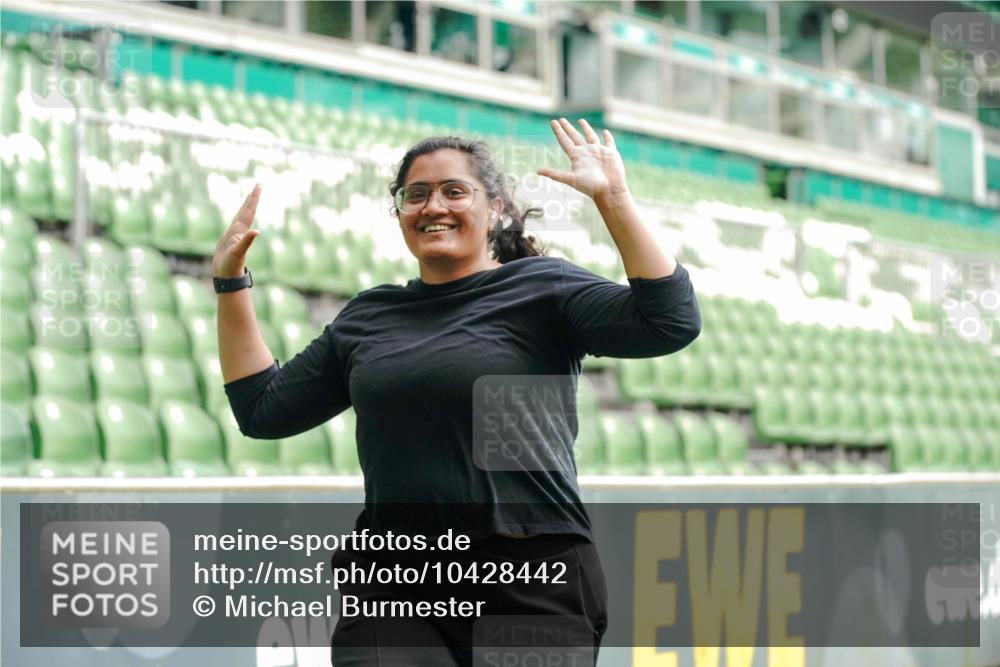 13.09.2026 - 21. swb-Marathon Bremen Michael Burmester http://msf.ph/oto/10428442 13.09.2026 10:53:52 Laufen im Stadion 10317, 12163, 12416, 10533, 10534, 10573, 10627, 10667, 10710, 11031, 11266, 11352, 11496, 11712, 11780, 11807, 12440, 12535 meine-sportfotos.de