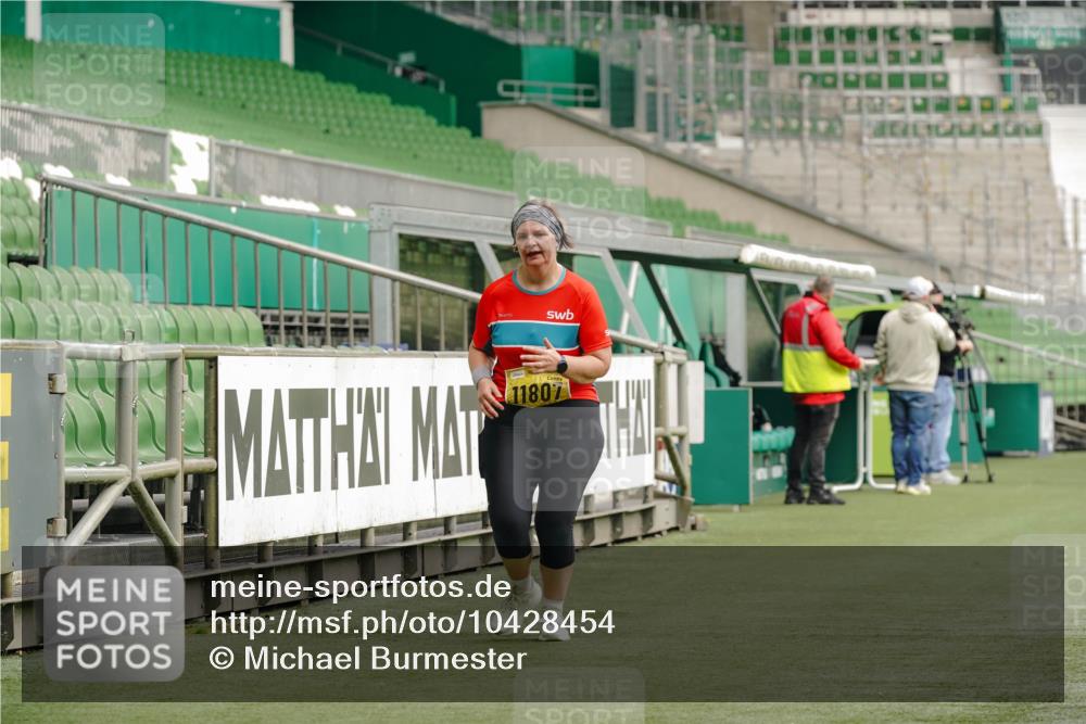 13.09.2026 - 21. swb-Marathon Bremen Michael Burmester http://msf.ph/oto/10428454 13.09.2026 10:54:04 Laufen im Stadion 10317, 12163, 12416, 10533, 10534, 10573, 10627, 10667, 10710, 11031, 11266, 11352, 11496, 11712, 11780, 11807, 12377, 12408, 12440, 12535 meine-sportfotos.de
