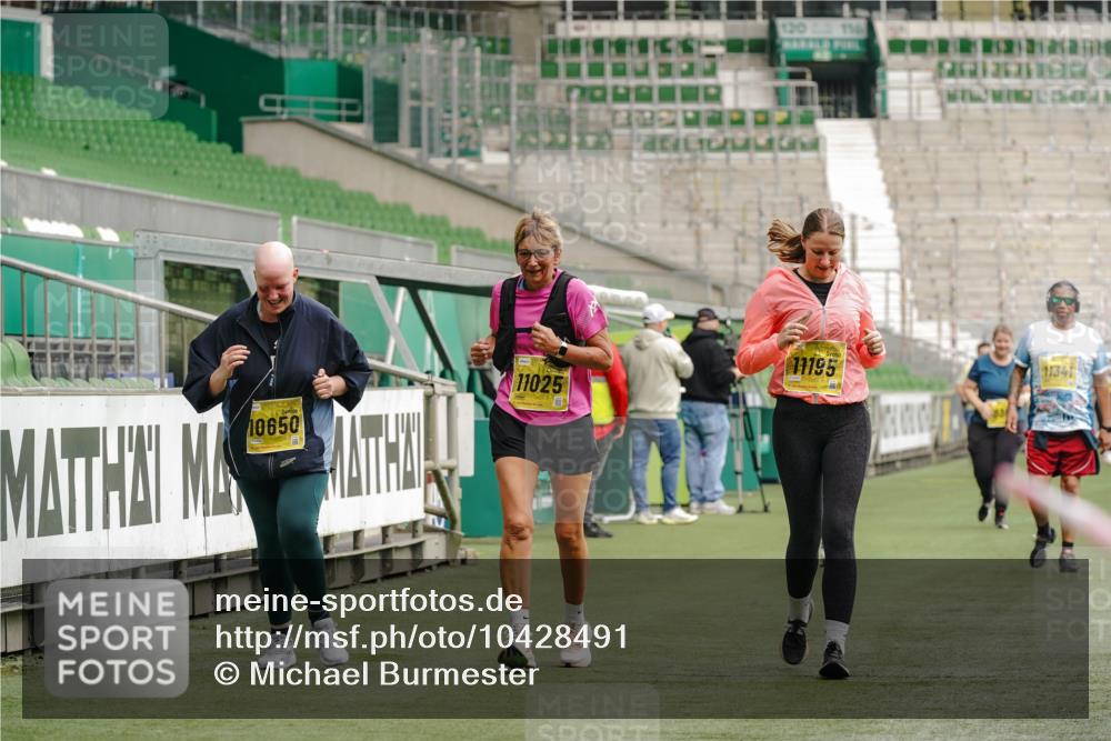 13.09.2026 - 21. swb-Marathon Bremen Michael Burmester http://msf.ph/oto/10428491 13.09.2026 10:54:36 Laufen im Stadion 12163, 10387, 10533, 10534, 10573, 10627, 10650, 10667, 10968, 11025, 11031, 11195, 11266, 11352, 11496, 11780, 11807, 12377, 12408, 12535, 12546 meine-sportfotos.de