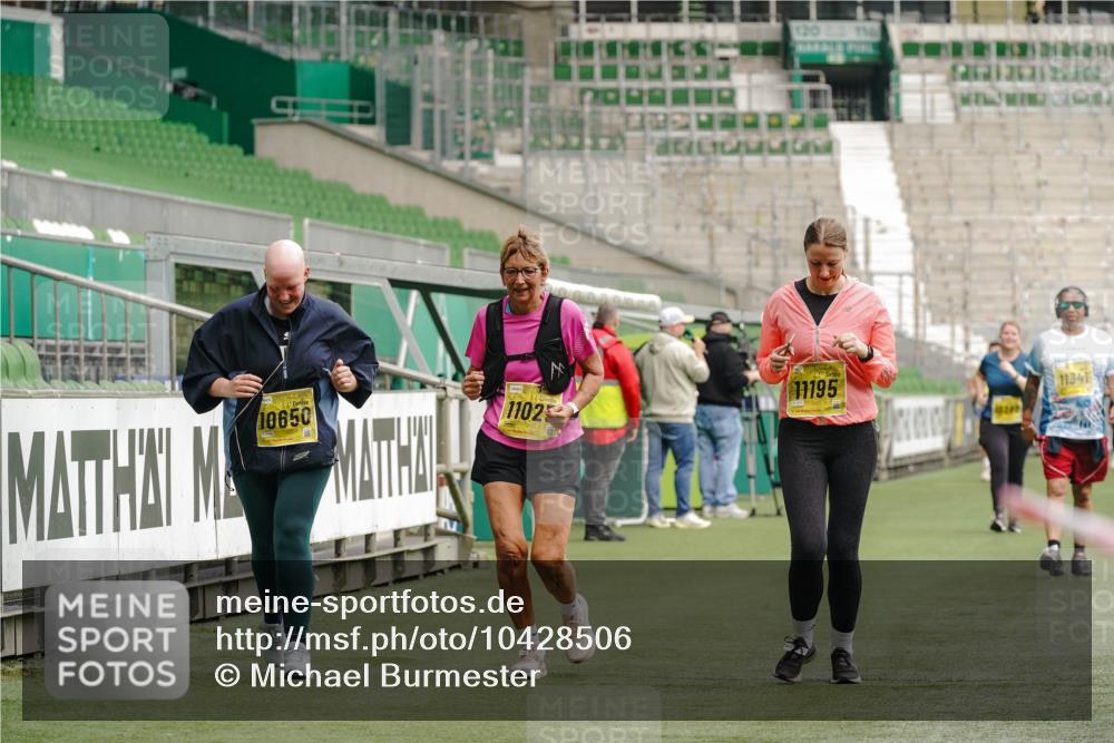 13.09.2026 - 21. swb-Marathon Bremen Michael Burmester http://msf.ph/oto/10428506 13.09.2026 10:54:36 Laufen im Stadion 12163, 10387, 10533, 10534, 10573, 10627, 10650, 10667, 10968, 11025, 11031, 11195, 11266, 11352, 11496, 11780, 11807, 12377, 12408, 12535, 12546 meine-sportfotos.de